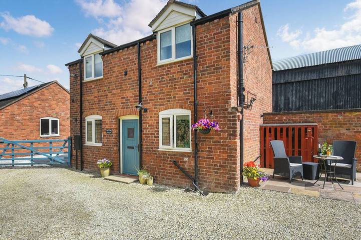 Cottage for 2 people, with garden, with pets in Shrewsbury