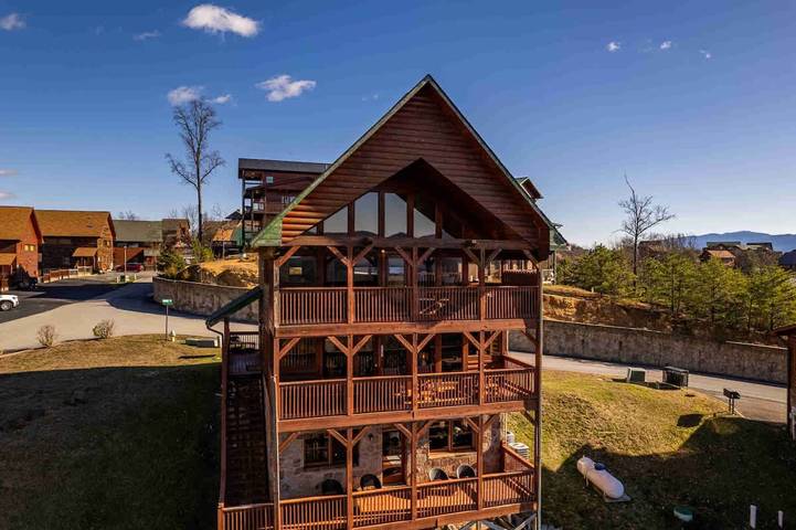 Vacation rental for 8 people, with balcony, kid friendly in Dollywood