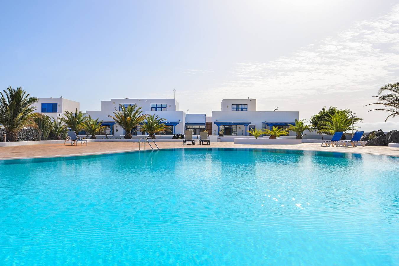 Appartement entier, Appartement spacieux "Casa Nancy" avec vue sur les montagnes, piscine, Wi-Fi et terrasse in Puerto Calero, Yaiza