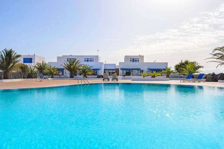 Ganze Wohnung, Geräumige Ferienwohnung "Casa Nancy" mit Bergblick, Pool, Wlan & Terrasse in Puerto Calero, Yaiza