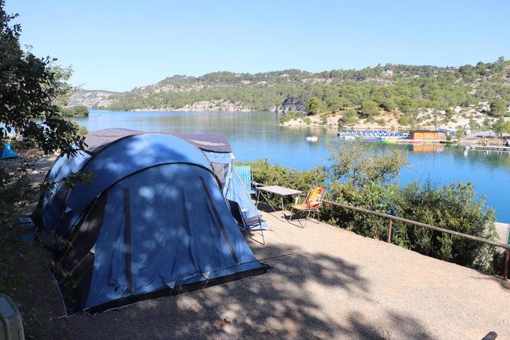 Location de vacances pour 4 personnes, avec vue sur le lac ainsi que jardin et vue dans Lac d'Esparron - 2