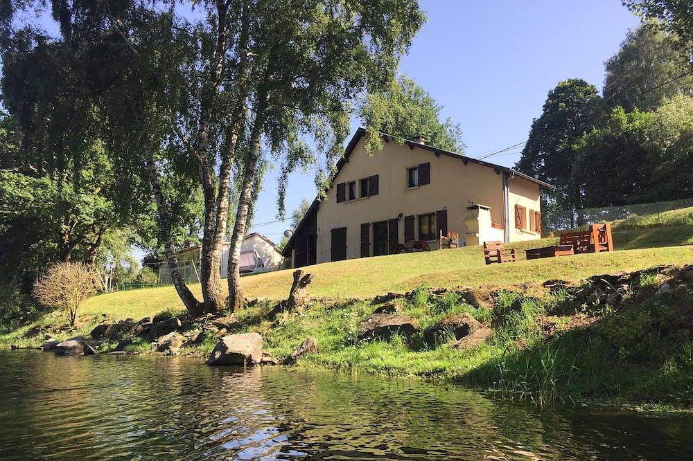 Maison Lac de Pareloup, \"Les Pieds Dans L'Eau\" in Arvieu, Lac de Pareloup