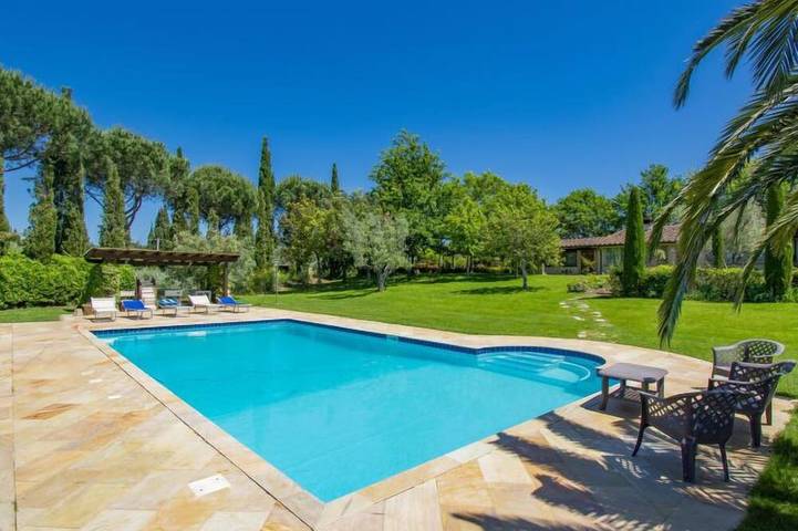 Agriturismo per 8 persone, con piscina e idromassaggio nonché terrazza, con animali domestici in Cecina