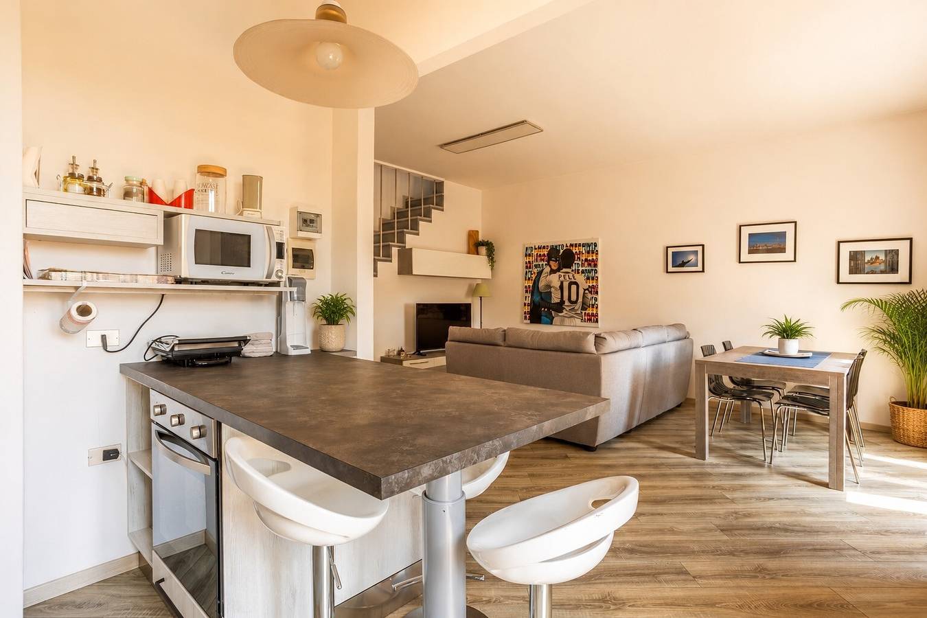 Entire apartment, Apartment 'Rocca Lake House' with Shared Garden, Balcony and Wi-Fi in Angera, Comune di Angera
