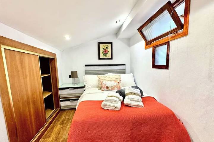 Entire apartment, 5-bedroom, 2 living areas, private terrace and parking, 5-minute walk to the harbor in Cudillero, Costa Verde (Spain)