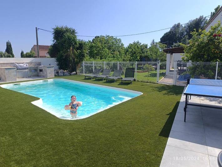 Chambre d’hôte pour 4 personnes, avec piscine ainsi que jardin et jacuzzi, adapté aux familles