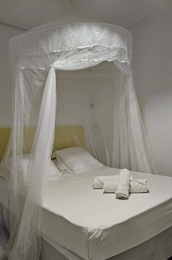 Location de vacances pour 2 personnes, avec piscine ainsi que vue et terrasse dans Plage de Ferry - 3