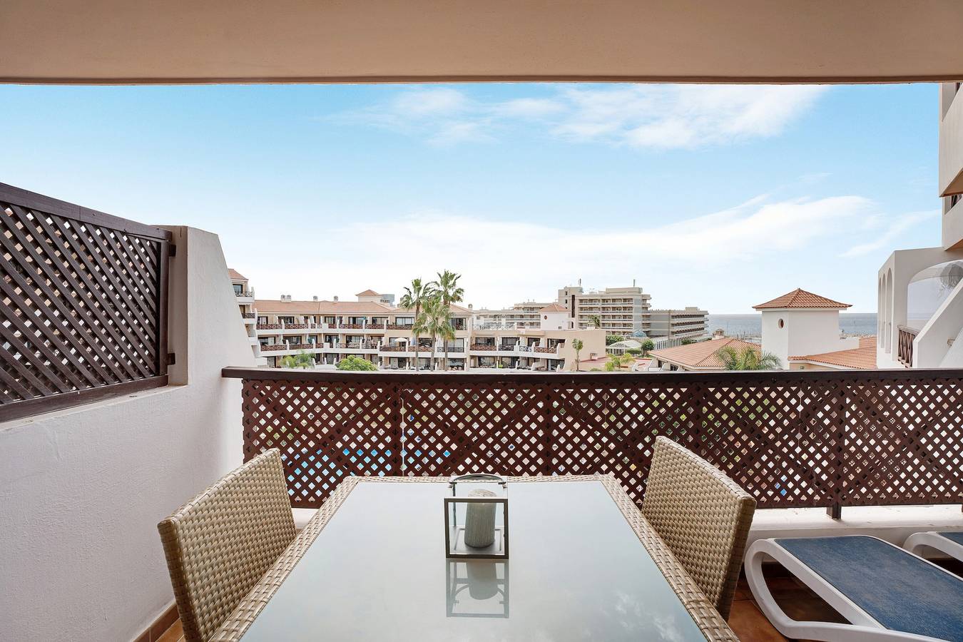Entire apartment, Vacation Apartment "Precioso En Golf De Sur" with Shared Pool,Private Terrace & Wi-Fi in Las Adelfas, San Miguel de Abona