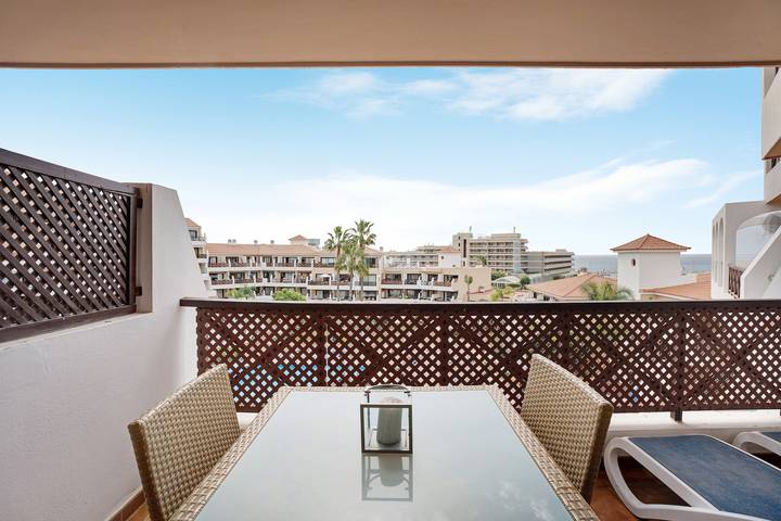 Apartamento entero, Apartamento de vacaciones "Precioso En Golf De Sur" con piscina compartida,terraza privada y Wi-Fi in Golf del Sur, San Miguel de Abona
