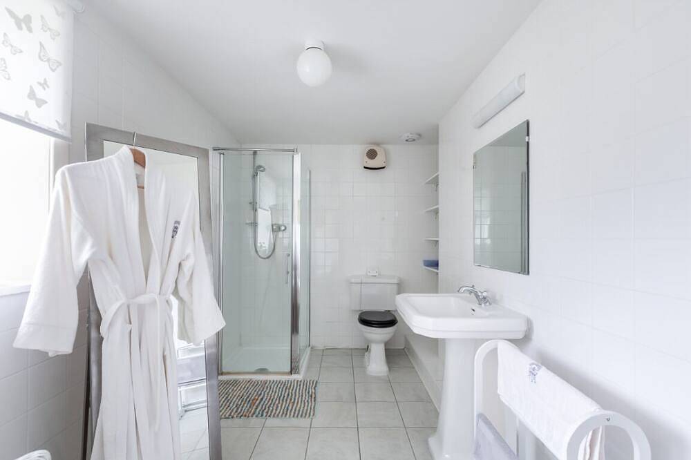 Iona Ground Floor-Suite-Hütte-Ensuite Dusche-Blick auf die Landschaft in West Lothian