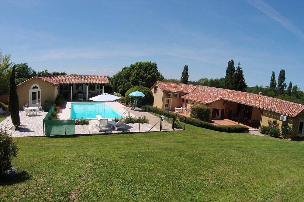 La Bakénia, gite T2 \"Nissou\" with pool and air conditioning in Villeneuve-sur-Lot, Villeneuve-sur-Lot region