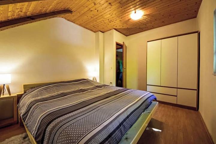 Gîte pour 8 personnes, avec terrasse et jardin, animaux acceptés en Croatie - 4