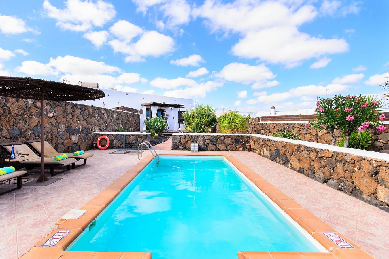 Belle villa de campagne avec piscine, terrasse, jardin et Wi-Fi; Parking disponible in Guime, San Bartolomé