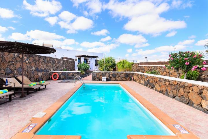 Villa de estilo rústico con Wi-Fi y zona exterior con piscina y jardín; Aparcamiento disponible in Guime, San Bartolomé