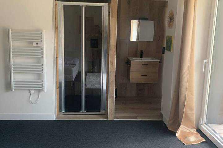 Entire apartment, Spacious 4-bedroom apartment that sleeps 10, with a private indoor pool, spa, and sauna. in Gérardmer, Parc naturel régional des Ballons des Vosges