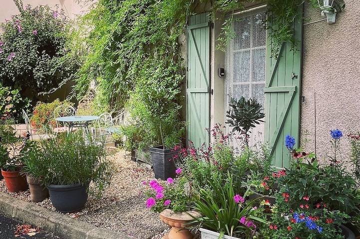 Gîte pour 4 personnes, avec Terrasse ainsi que Jardin et Piscine à Le Vigeant
