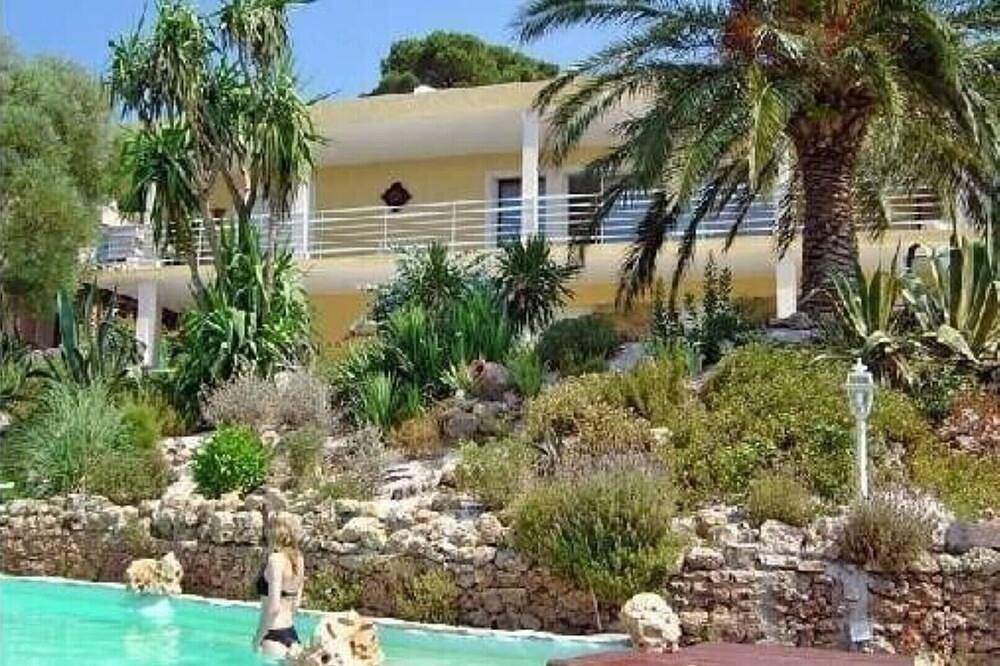 Standing Villa (independent ground floor) + swimming pool / Cavalaire / Air conditioning. Prox St-Tropez. Ideal Family in Cavalaire-sur-Mer, Côte méditerranéenne (France)