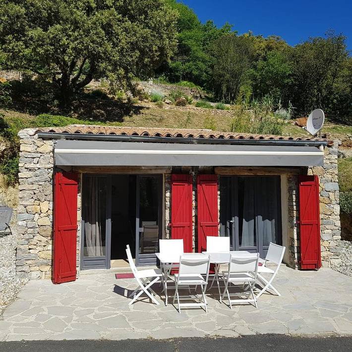 Location de vacances pour 12 personnes, avec Terrasse ainsi que Jardin et Piscine à Saint-Julien-de-la-Nef