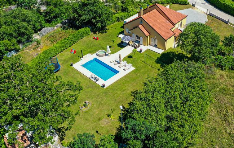 Reizende 2-Zimmer-Wohnung mit Pool und Terrasse, 500 m vom Fluss Ričina entfernt in Imotski, Makarska Riviera