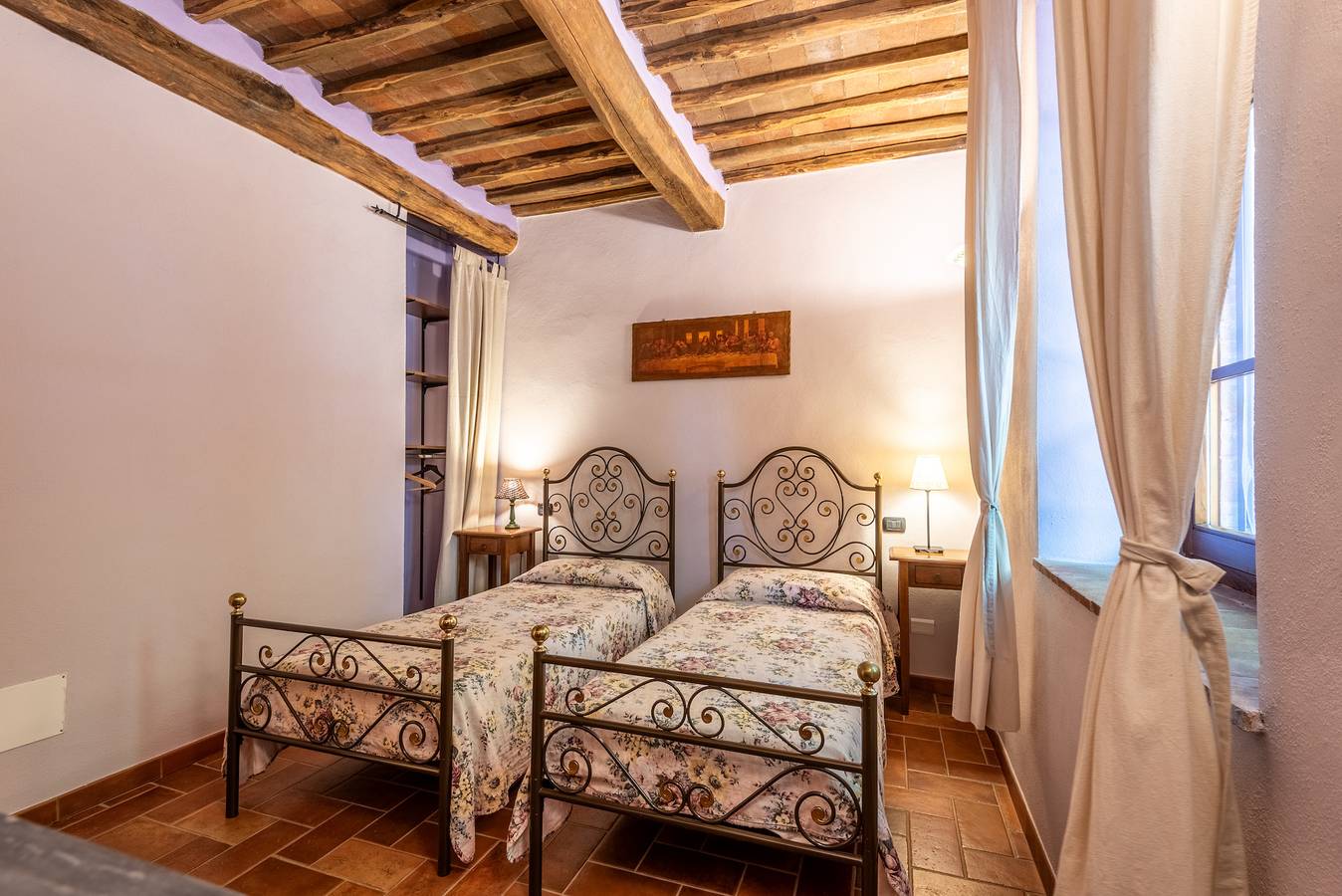 Kamer 'Podere Marroneto - Camera 1' met Uitzicht op de Bergen, Gedeeld Zwembad en Wifi in Monticiano, Provincie Siena