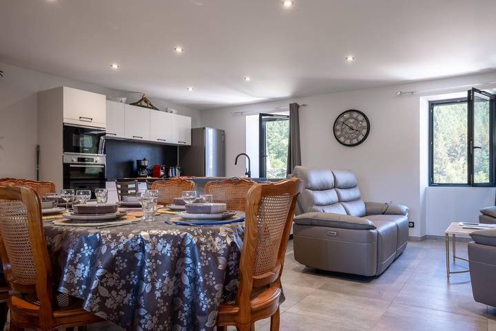 Gîte pour 6 personnes, avec jardin et terrasse dans Peyre-en-Aubrac - 2