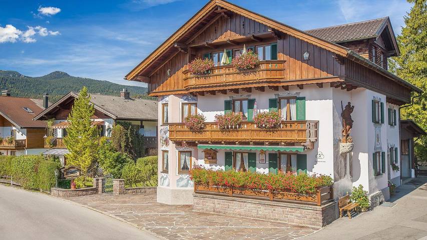 Ferienwohnung für 2 Personen, mit Terrasse und Sauna sowie Pool in Krün