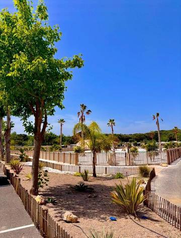 Camping pour 5 personnes, avec jardin et piscine ainsi que terrasse et jacuzzi à Vendres