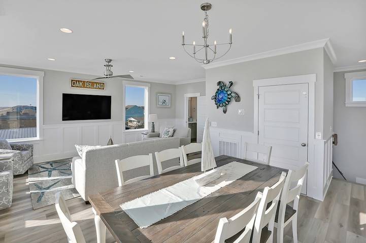 Vacation rental for 14 people, with terrace and pool, with pets in Oak Island (NC)