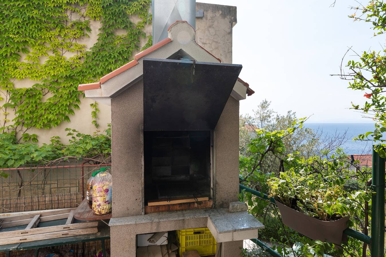 Ganze Wohnung, 1-Zimmer-Ferienwohnung mit Balkon und Meerblick Pisak, Omis A-5975-b in Pisak, Omis-Riviera