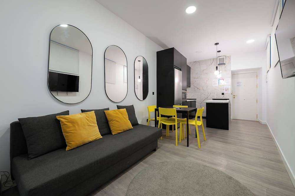 Entire apartment, Centrally located apartment 7 min from Puerta del Sol with A/C, Wifi in Centro (Madrid), Madrid