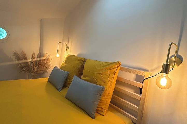 Entire apartment, Mimosa cocoon for 6 people In the heart of the old village in Cotignac, Brignoles region