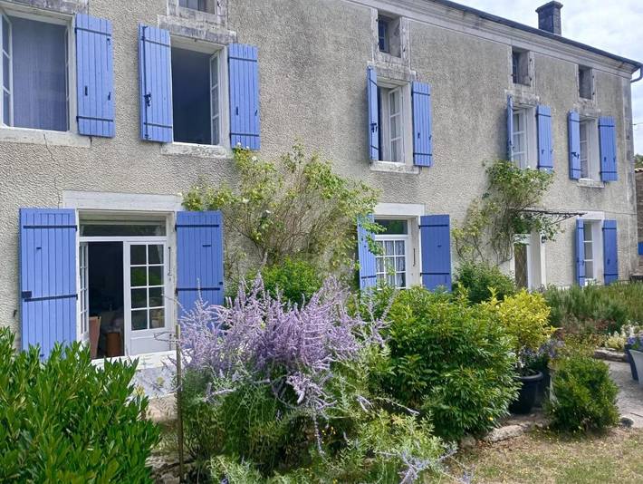 Location de vacances pour 10 personnes, avec vue ainsi que jardin et piscine, adapté aux familles à Dampierre-sur-Boutonne - 2