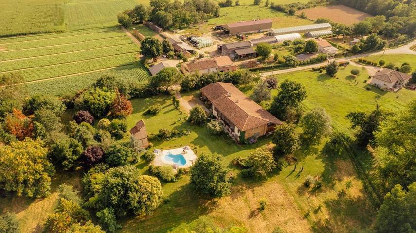 Location de vacances pour 3 personnes, avec Balcon et Terrasse ainsi que Jardin et Piscine à Albias