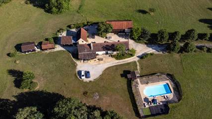 Location de vacances pour 5 personnes, avec vue ainsi que piscine et jardin à Saint-Cirq