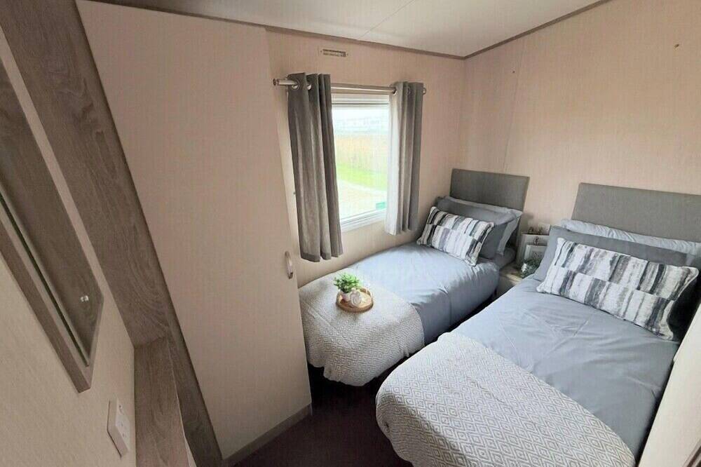 Fantasy Island Caravan, Sleeps 8 with Hot Tub in Ingoldmells, Lincolnshire