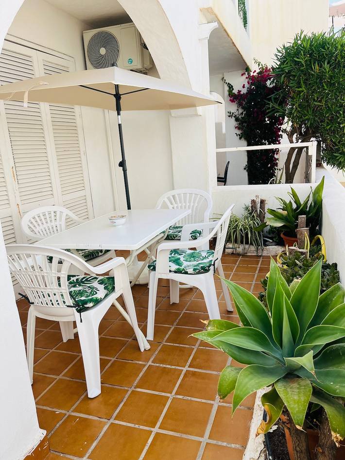 Entire apartment, Apartment 'De Las Buganvillas' with Shared Pool, Wi-Fi, and Air Conditioning in Playas de Vera, Vera