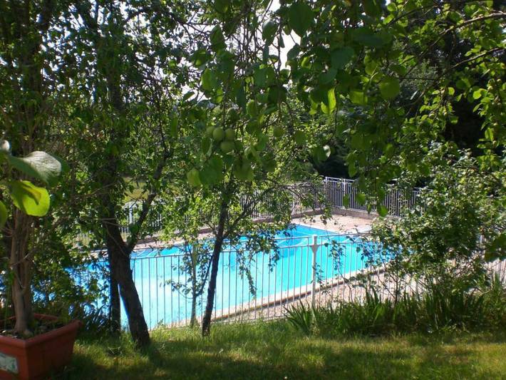 Gîte pour 5 personnes, avec Terrasse ainsi que Jardin et Piscine à Taïx