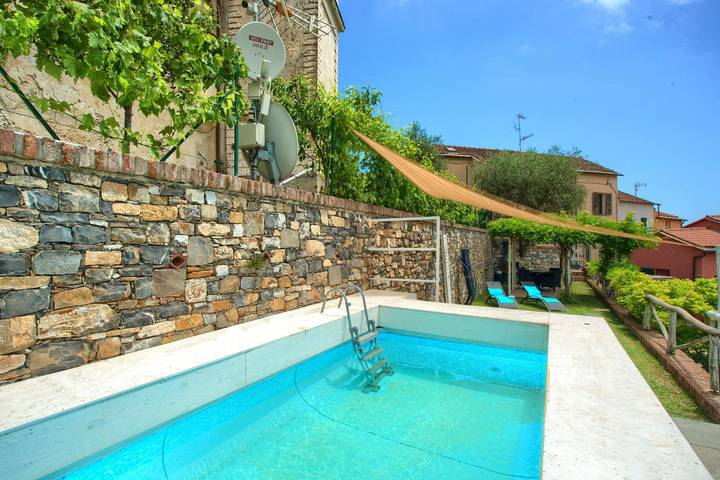 Agriturismo con piscina per 4 persone, con Balcone/Terrazza e Piscina in Liguria