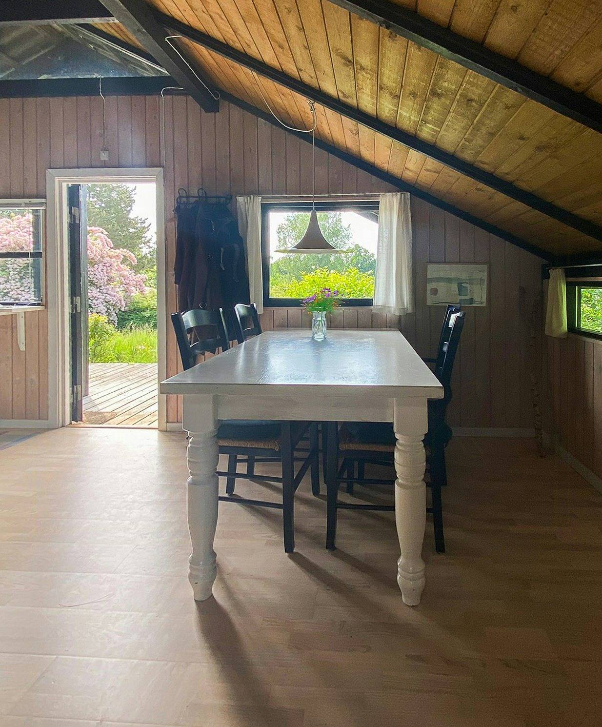 Schwarzes Holzferienhaus in der Nähe von Wald und Strand in Melby, Hovedstaden