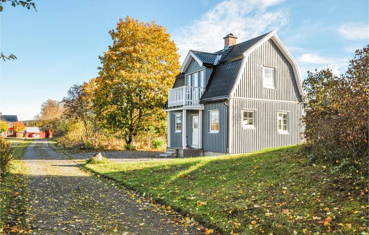 Hus för 4 Personer med trädgård in Dalslands kanal