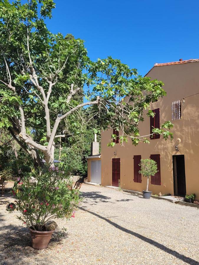 Location de vacances pour 8 personnes, avec vue ainsi que jardin et piscine à Aigne - 3