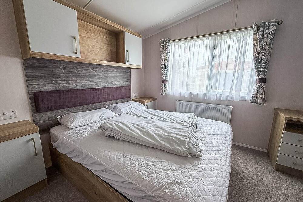 Stunning 6 berth caravan with decking at Manor Park, near Hunstanton in Hunstanton, Norfolk Coast