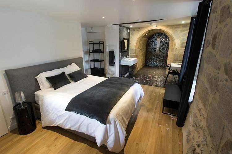 Appartement entier, Chateau De Val in Lanobre, Parc naturel régional des Volcans d'Auvergne
