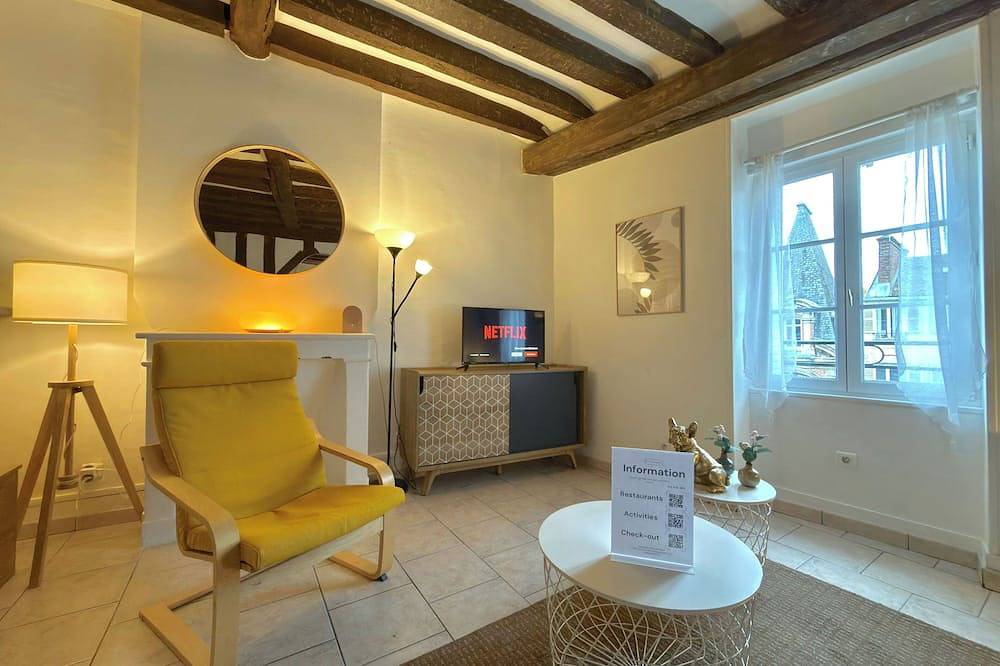 Entire apartment, L’Adresse Secrète - Three Bedroom Apartment, Sleeps 4 in Fontainebleau, Seine-et-Marne