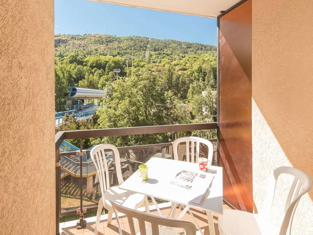 Apartamento entero, Estudio acogedor con balcón cerca del telecabina y centro ciudad, parking, admite mascotas in Briançon, Serre Chevalier