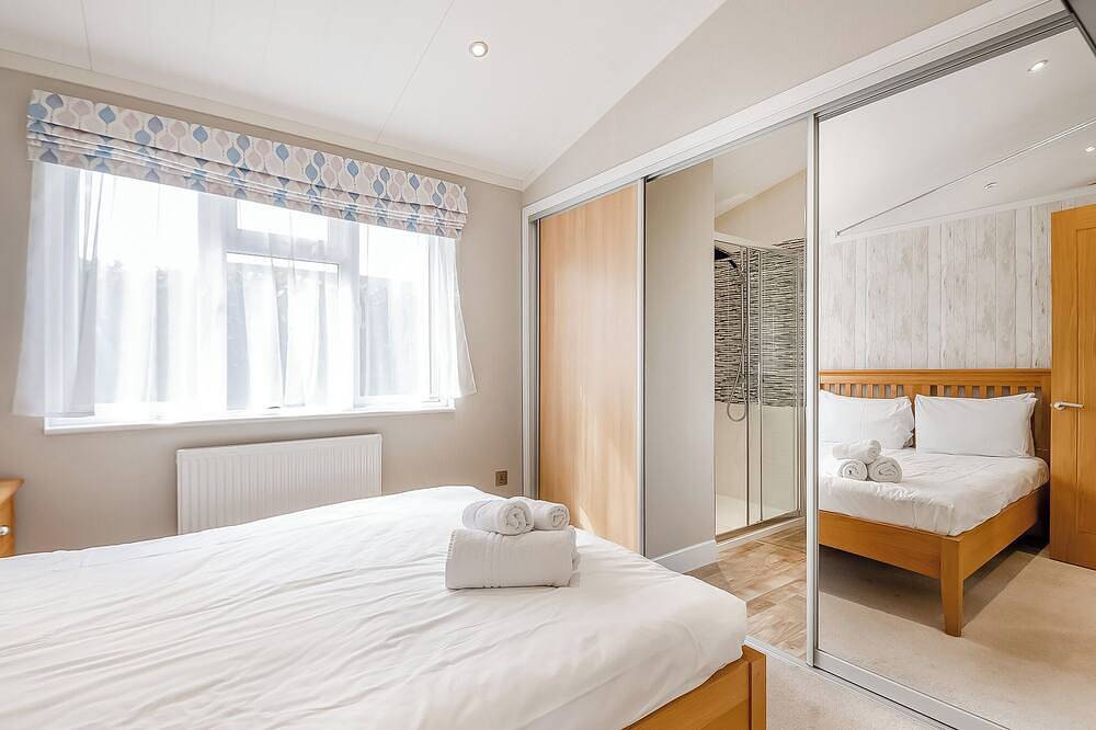 Superior Lodge 4 (Pet) in Albury, Guildford