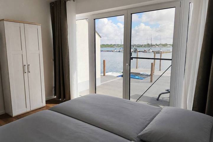 Ganze Wohnung, Ferienwohnung 120m² mit Seeblick, Steg direkt am Wasser / 8 Pers. 3 Schlafz. in Kahnsdorf, Neukieritzsch