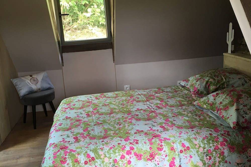 Maison cosy dans un écrin de verdure in Cassaniouze, Région d'Aurillac