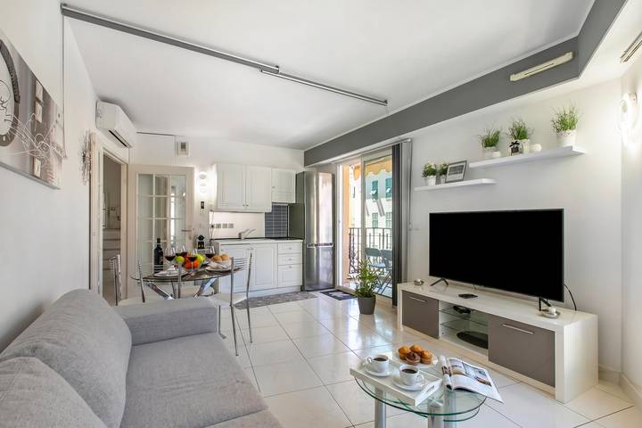 Appartement entier, Victoria Beach White Apt with Balcony in Menton, Côte méditerranéenne (France)