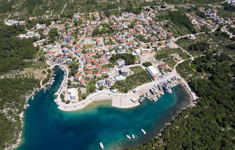 Gemütliche Ferienwohnung mit Terrasse, WLAN und 900 m zum Strand in Tribunj, Šibenik-Knin